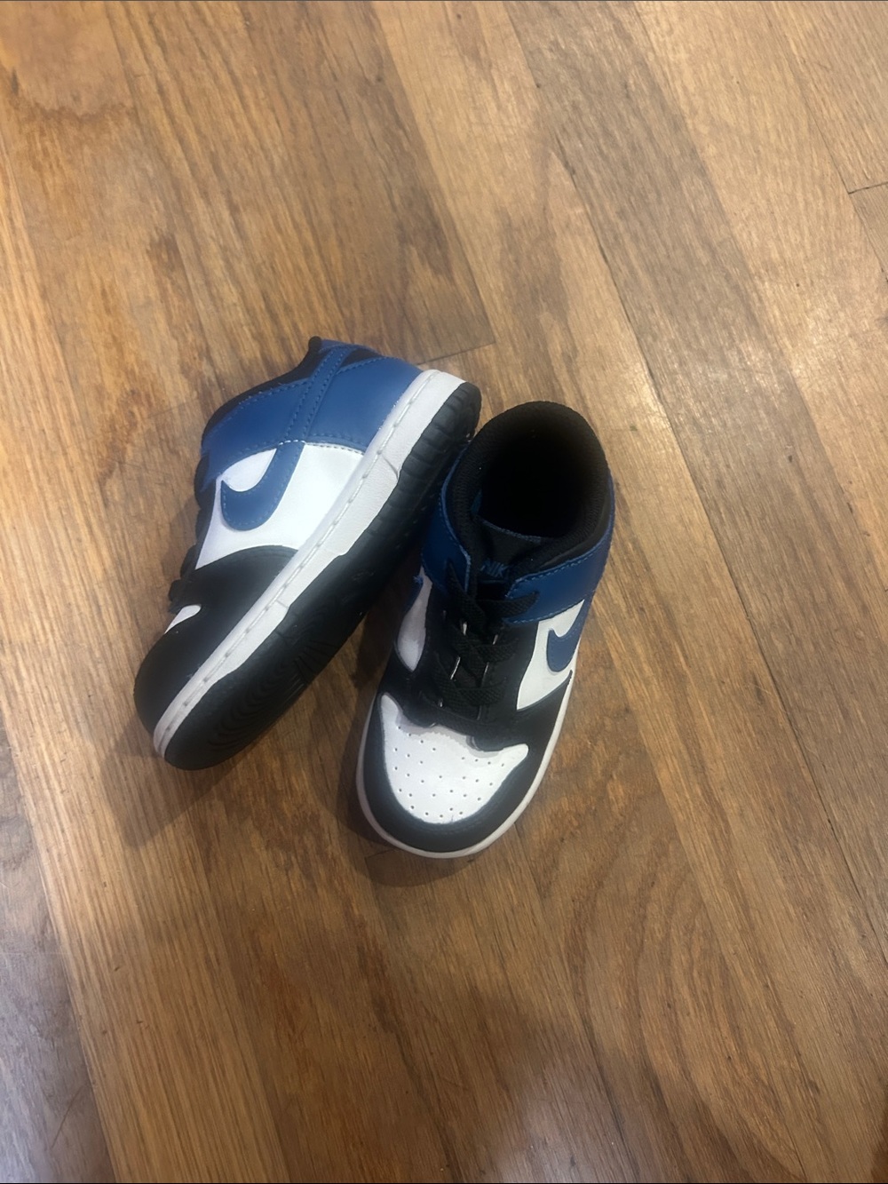 Nike Kids Blue, White & Black Low-Top Sneakers. No tie..